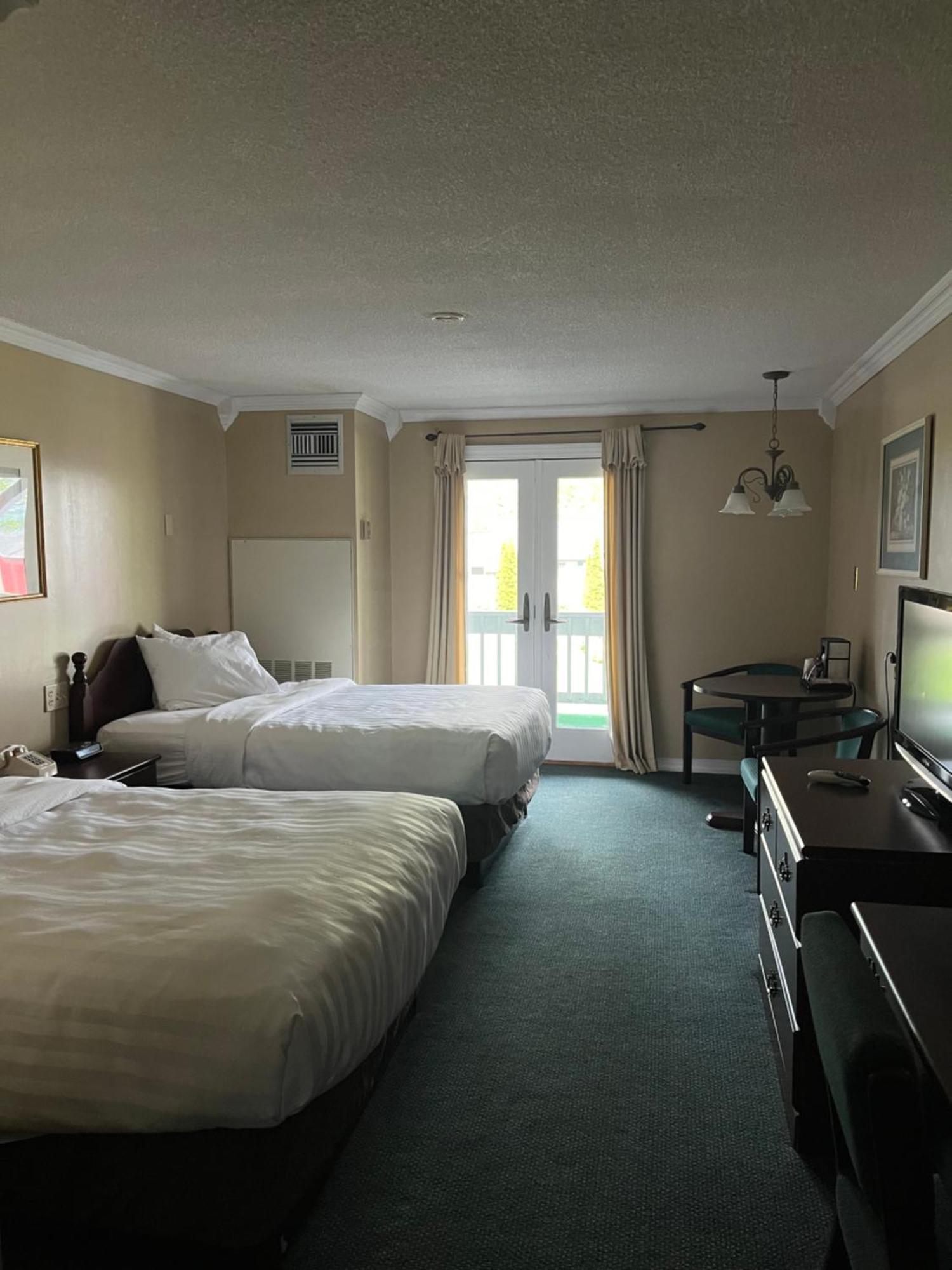 Webb'S Hotel Mayville Екстериор снимка